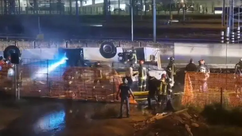L'autobus precipitato dal cavalcavia a Mestre martedì sera