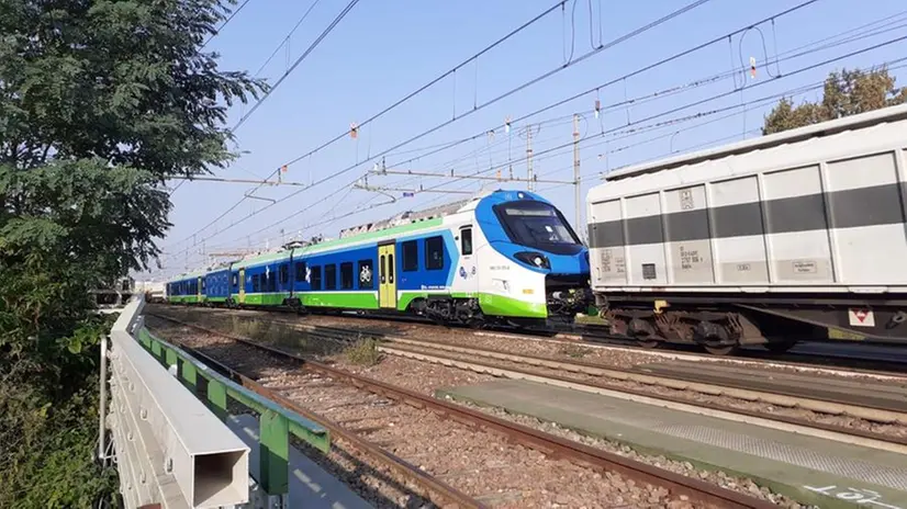 Il transito da Chivasso del primo treno a idrogeno - Foto di Raffaele Babalean
