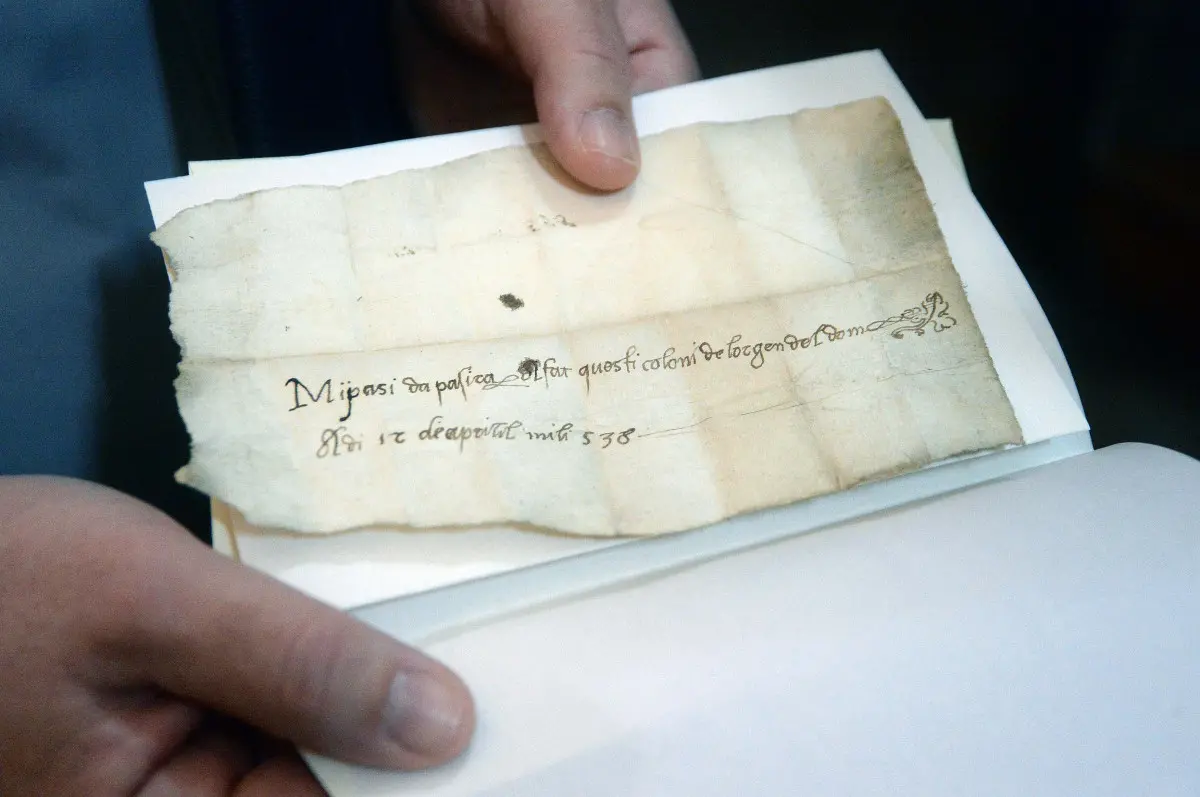 Il biglietto del '500 ritrovato durante il restauro - Foto Marco Ortogni Neg © www.giornaledibrescia.it