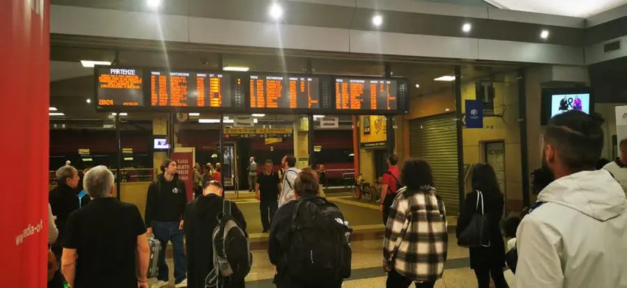 Centinaia i passeggeri bloccati in stazione a Brescia