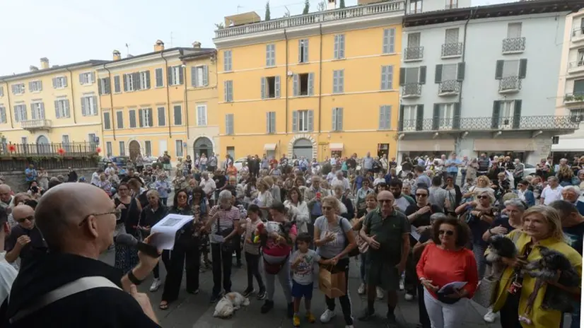 La benedizione degli animali sul sagrato della chiesa di San Francesco