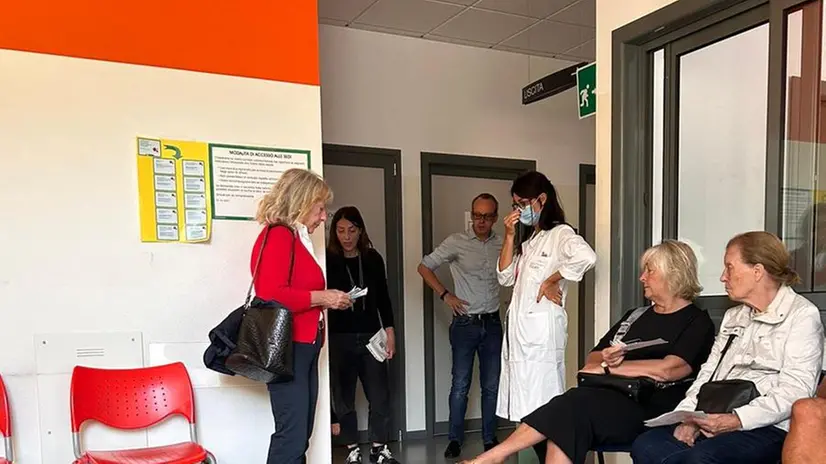 In attesa della vaccinazione al centro vaccinale di via Acerbi