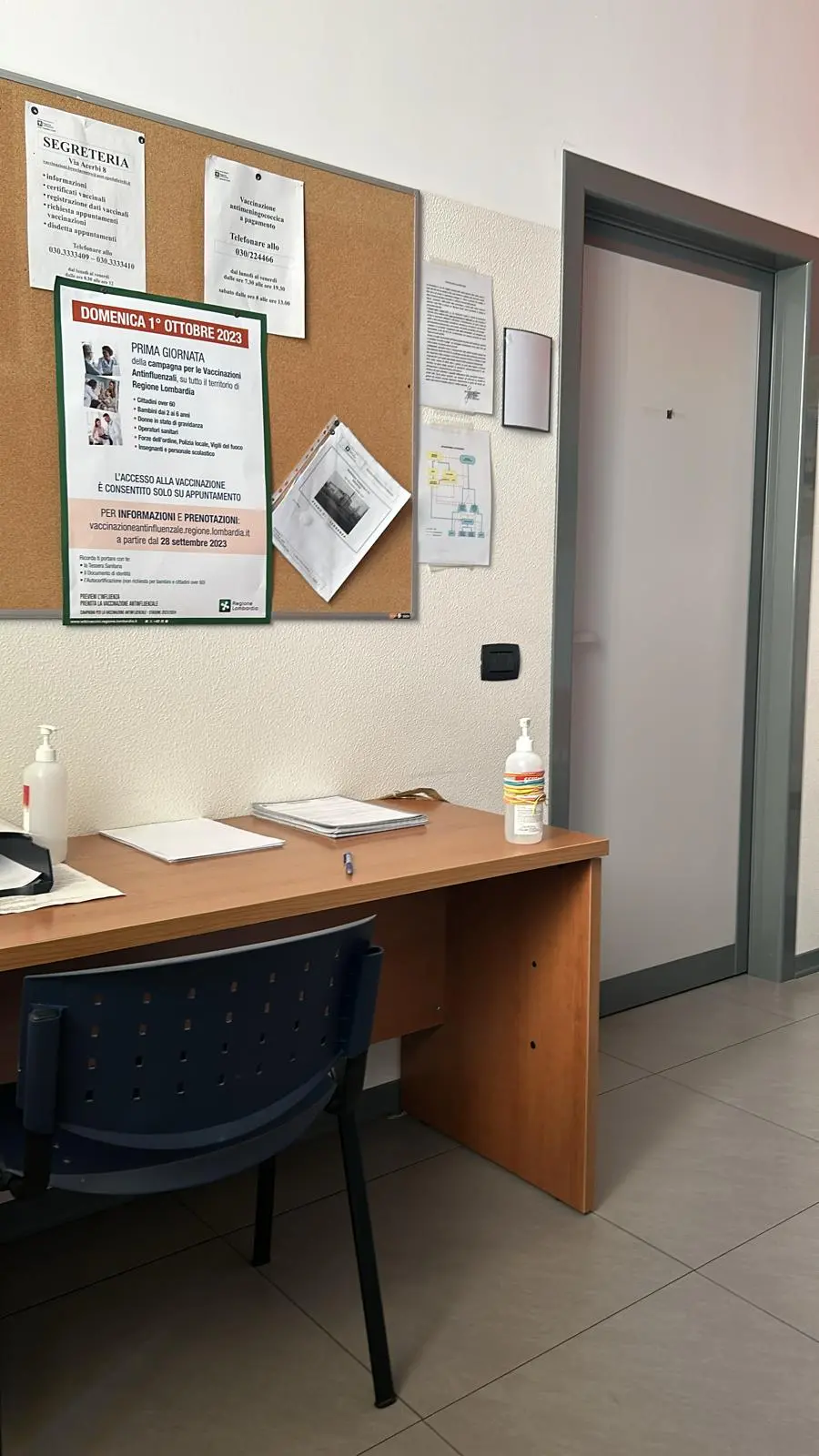 In attesa della vaccinazione al centro vaccinale di via Acerbi
