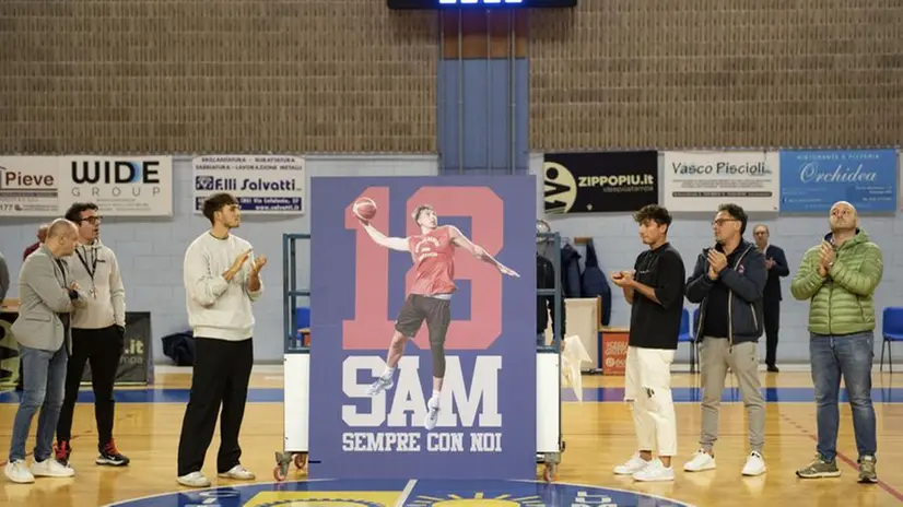 I compagni di squadra ricordano sul campo Samuel Dilas