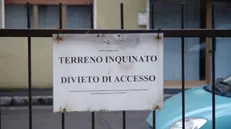 In una foto d'archivio, un cartello che vieta l'accesso a un terreno inquinato - © www.giornaledibrescia.it