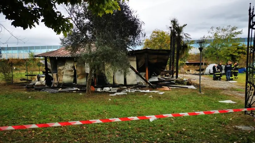 Il capanno andato a fuoco in via Violino di sotto