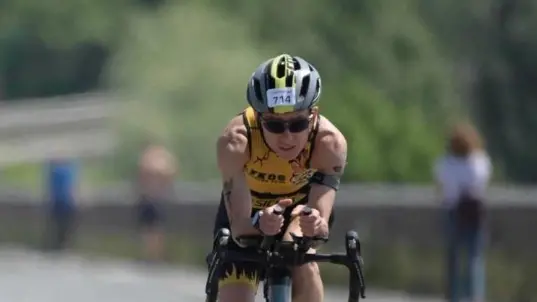 Eva Grisoni in una gara di triathlon