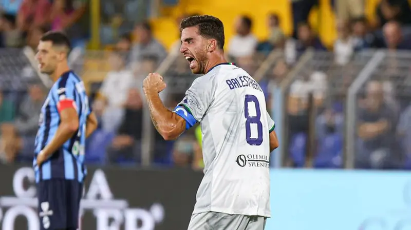 Davide Balestrero esulta per la FeralpiSalò - Foto New Reporter © www.giornaledibrescia.it