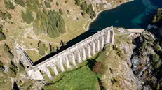 La vista della diga del Gleno, che il primo dicembre di cento anni fa è parzialmente crollata - © www.giornaledibrescia.it