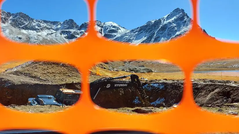 La zona degli scavi recintata su un lato del Lago Bianco