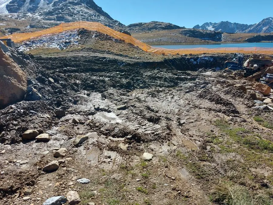 La zona degli scavi recintata su un lato del Lago Bianco
