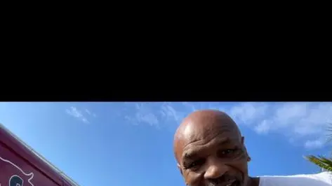 L'incontro: Saja posa accanto all’ex campione di boxe Mike Tyson © www.giornaledibrescia.it