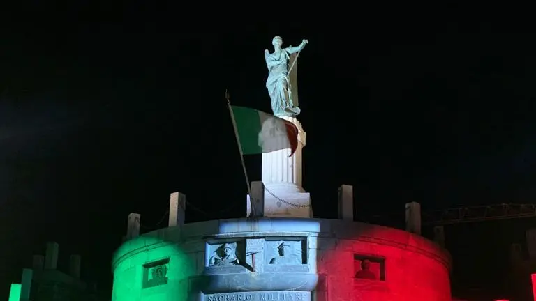 Il sacrario del Tonale illuminato con il tricolore italiano - © www.giornaledibrescia.it