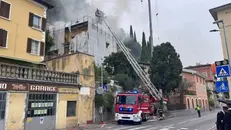 Maderno, le fiamme divampate sul tetto di un edificio in ristrutturazione