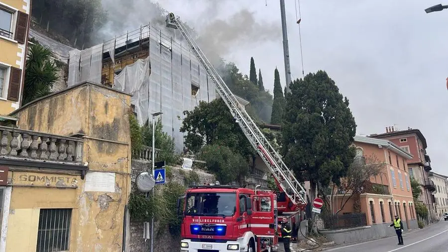 Maderno, le fiamme divampate sul tetto di un edificio in ristrutturazione