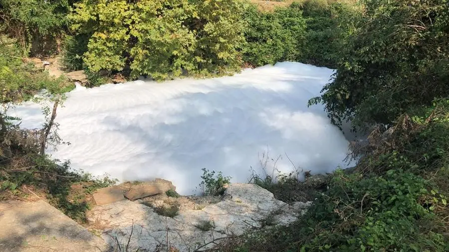 La schiuma bianca riversata nel fiume Mella