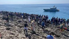 La manifestazione per il ricordo del naufragio del 3 ottobre 2013 a Lampedusa - Foto Ansa © www.giornaledibrescia.it