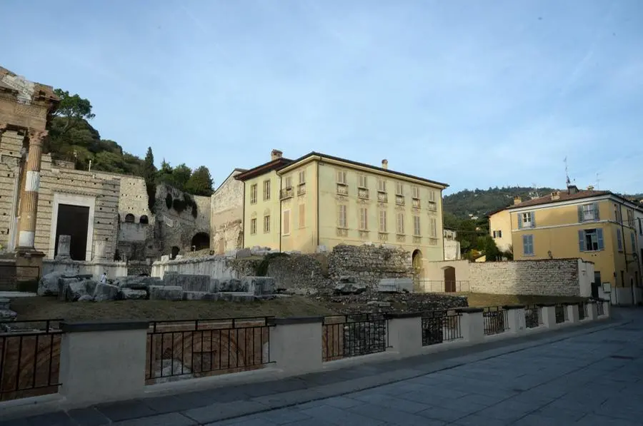 Teatro Romano, Palazzo Maggi Gambara e Capitolium