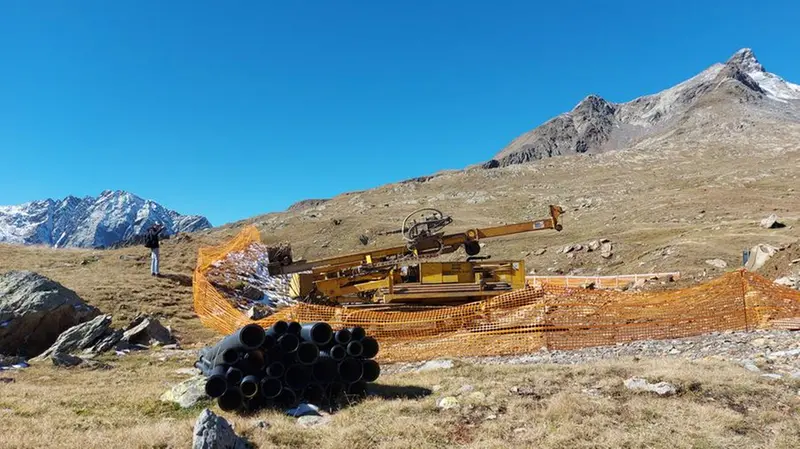 Una ruspa al lavoro nel cantiere del Lago Bianco - Foto © www.giornaledibrescia.it