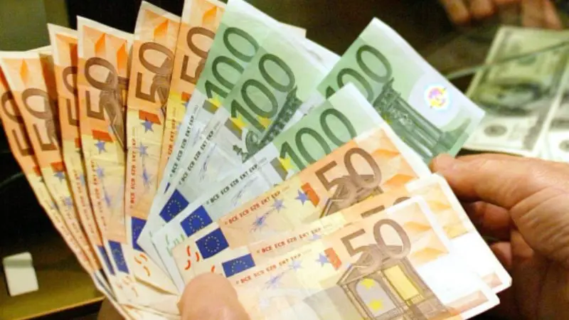Cambio di soldi a uno sportello bancari - © www.giornaledibrescia.it