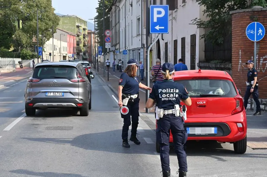 I controlli della Polizia locale di Brescia in via Milano