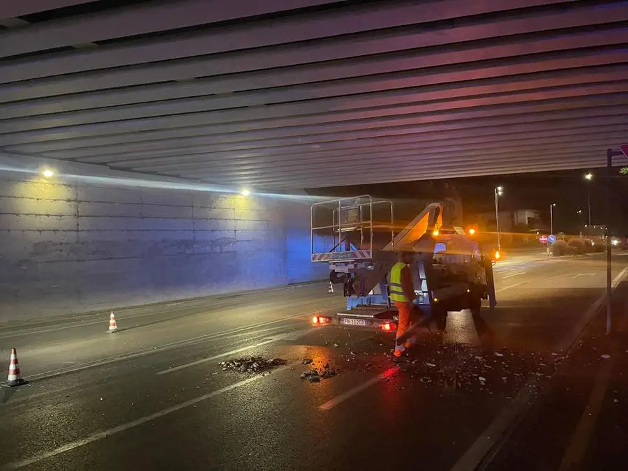 Dal ponte sono caduti alcuni calcinacci stasera