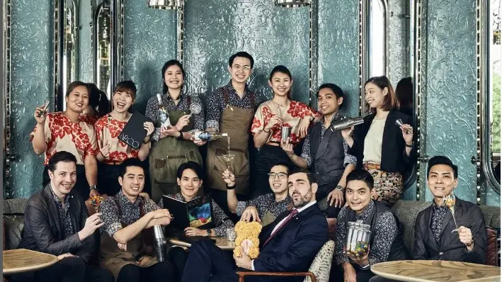 Federico Balzarini con lo staff di Argo Bar a Hong Kong - Foto da Instagram