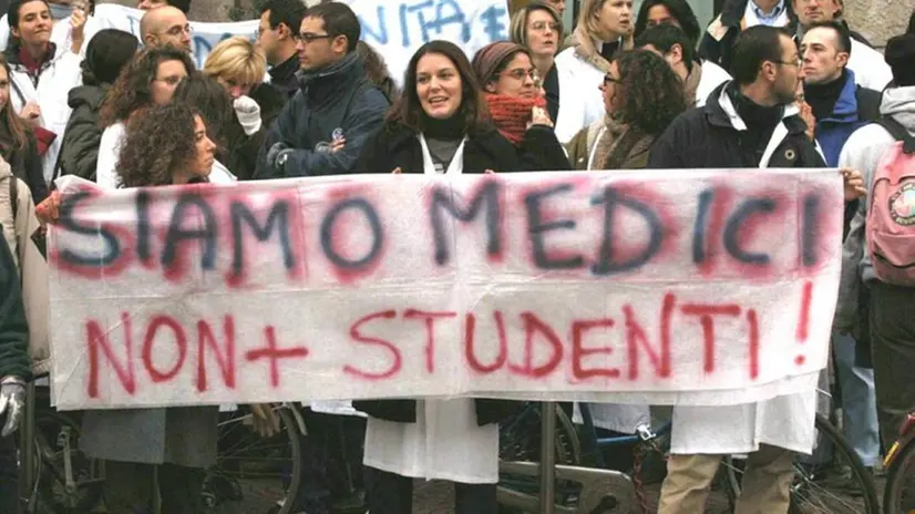 La protesta dei medici specializzandi a Roma - Foto Ansa © www.giornaledibrescia.it