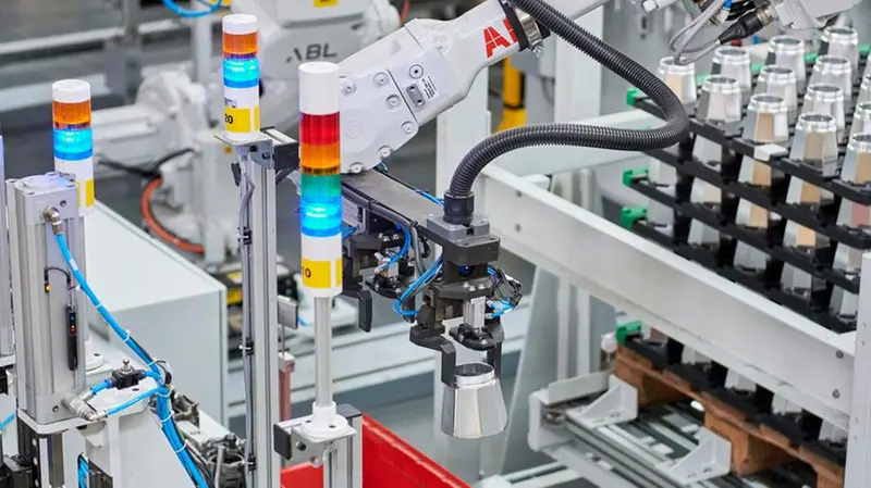 Una fase della produzione dell'iconica moka - © www.giornaledibrescia.it