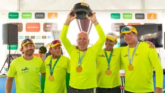 Il «Caipirinha Team» con l’armatore-timoniere Martin Reintjes al centro