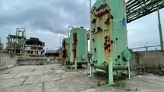 Alcuni pozzi all'interno del sito industriale Caffaro - Foto © www.giornaledibrescia.it