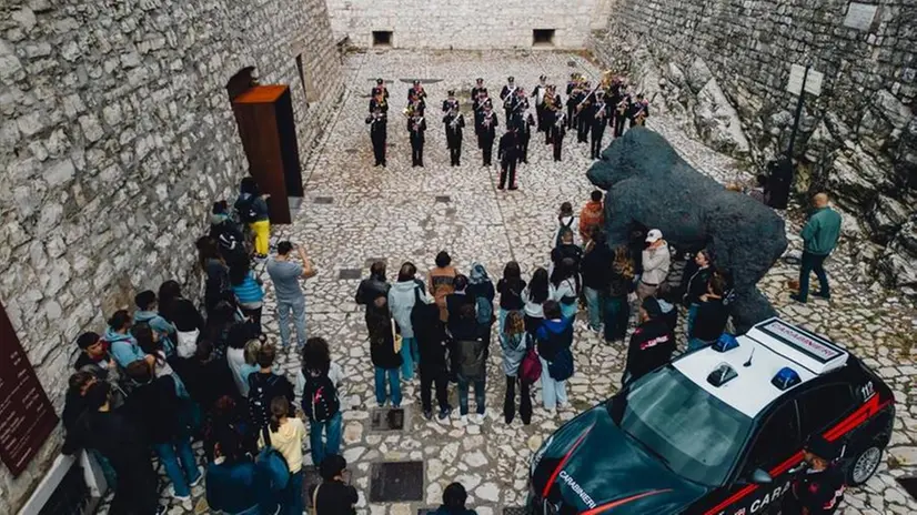 I carabinieri con gli studenti di Foppa e Leonardo