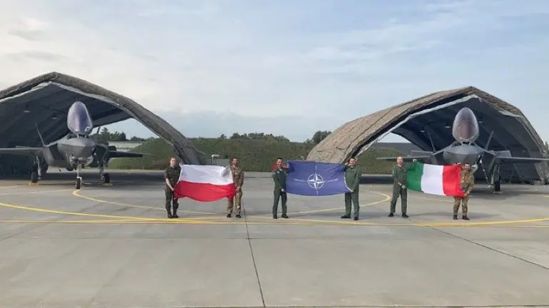 Gli F35 italiani (tra cui quello di Ghedi) rischierati a Marbork, in Polonia, con militari che esibiscono le bandiere di Italia, Polinia e Alleanza Atlantica - Foto ministero della Difesa Polacco
