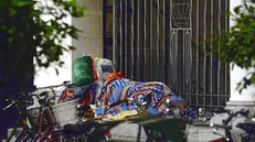 Una persona dorme per strada a Brescia - Foto Marco Ortogni/Neg © www.giornaledibrescia.it