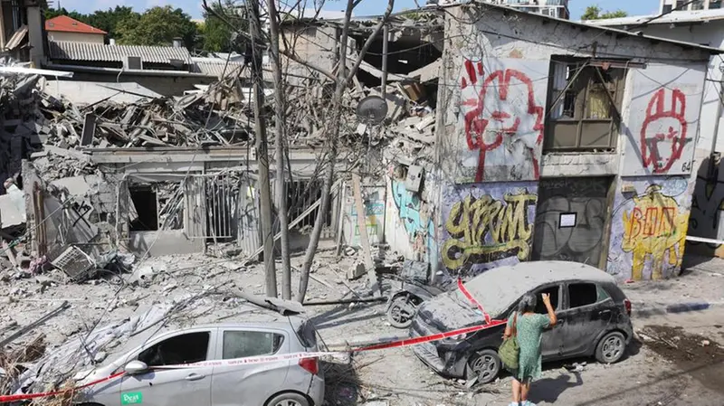 Le macerie a Tel Aviv dopo i bombardamenti - Foto Epa/Abir Sultan © www.giornaledibrescia.it