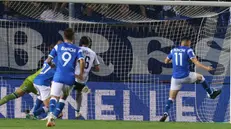 Il gol di Moncini al Rigamonti al 91' contro la FeralpiSalò - Foto New Reporter Comincini © www.giornaledibrescia.it