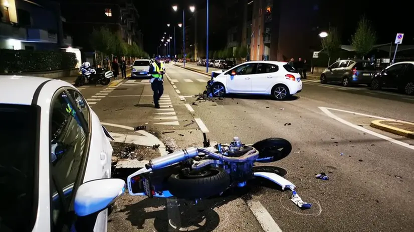 La moto distrutta del 52enne nell'incidente in via Risorgimento domenica sera - Foto © www.giornaledibrescia.it