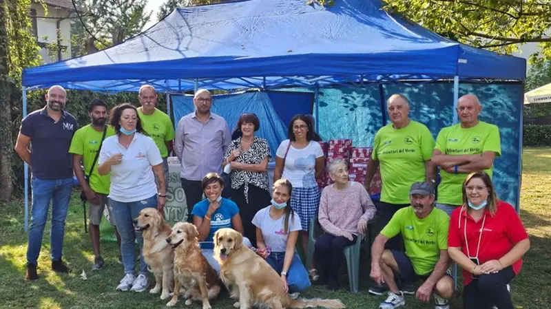 Il gruppo di volontari della pet therapy - © www.giornaledibrescia.it