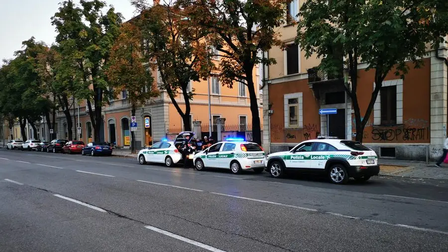 L'intervento delle forze dell'ordine in via xx settembre - © www.giornaledibrescia.it