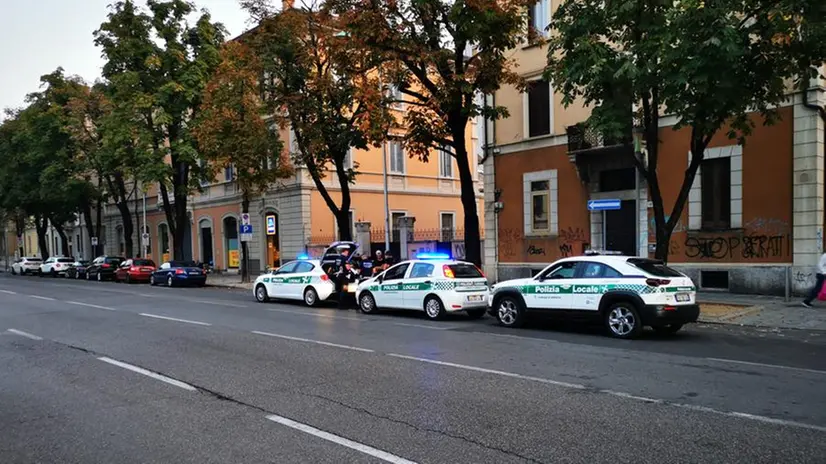 L'intervento delle forze dell'ordine in via xx settembre - © www.giornaledibrescia.it