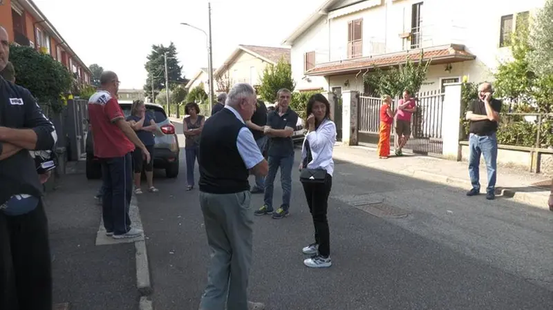 Cittadini in strada al Prealpino - © www.giornaledibrescia.it