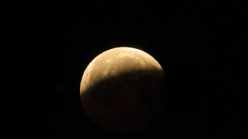 Eclissi lunare, uno spettacolo celeste da non perdere - Foto dell'autore Caralu tratta da zoom.giornaledibrescia.it