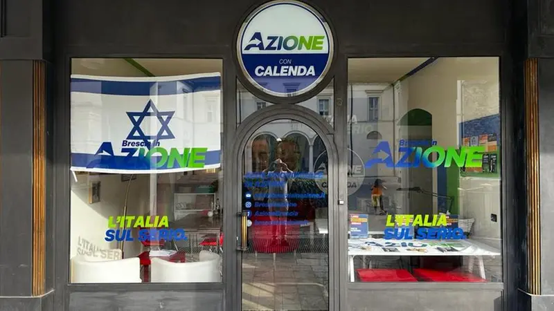 La sede di Azione a Brescia con la bandiera di Israele