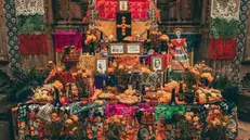 Un altare allestito in Messico per il Día de los muertos