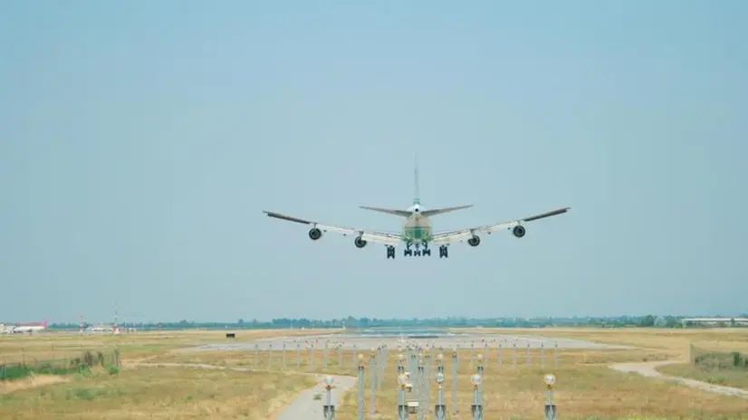 Un grosso cargo  in fase d'atterraggio sulla pista del D'Annunzio