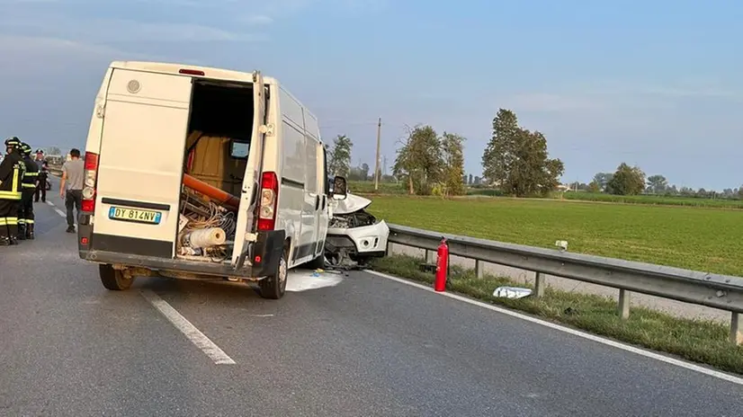 Il furgone e l'auto coinvolti nel tragico schianto - © www.giornaledibrescia.it