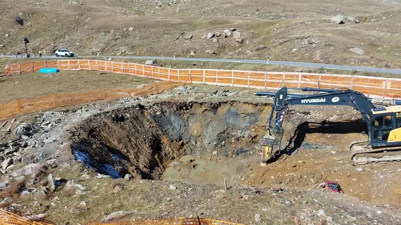 Il cratere scavato per inserire la tubazione che preleverà acqua dal lago - Foto © www.giornaledibrescia.it