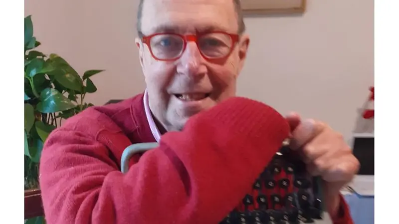 Sandro Pellegrini con la amata macchina da scrivere: il giornalista gardesano è morto a 68 anni - © www.giornaledibrescia.it