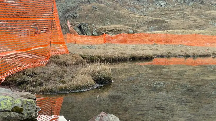 Il cantiere al lago Bianco - Foto da Facebook Salviamo il Lago Bianco