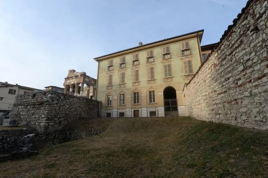 Teatro Romano, Palazzo Maggi Gambara e Capitolium